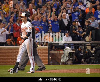 30. September 2015 - Baltimore, MD, USA - Fans der Toronto Blue Jays brechen auf, als Baltimore Orioles Batter Ryan Flaherty (3) am Mittwoch, den 30. September 2015 im Oriole Park at Camden Yards in Baltimore abhauen wird. Der Sieg der Blue Jays 15-2 im ersten Spiel eines Doppelspiels brachte den A.L. East Titel. (Bild: © Karl Merton Ferron/TNS via ZUMA Wire) Stockfoto