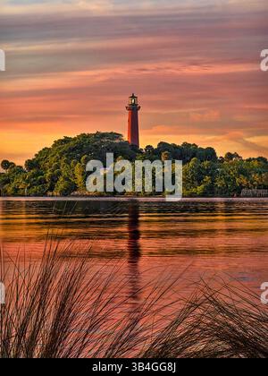 17. Mai 2015: Jupiter, Vereinigte Staaten von Amerika - Jupiter Inlet Lighthouse bei Sonnenuntergang entlang des Loxahatchee River und der Indian River Lagoon in Jupiter, Florida. (Kreditbild: © BLM/Planet Pix via ZUMA Wire) Stockfoto