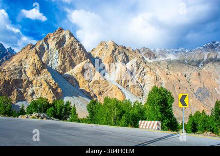 Der Karakoram Highway bietet einen atemberaubenden Blick auf die Passu-Kegel und Gletscher Stockfoto
