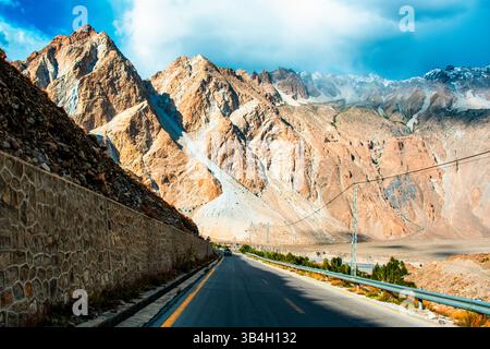 Der Karakoram Highway schlängelt sich durch die zerklüfteten Passu-Kegel und Gletscher und bietet atemberaubende Ausblicke auf die Berge Stockfoto