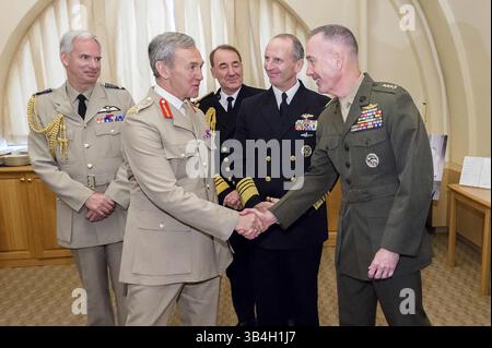 5. Mai 2015 – Washington, DC, Vereinigte Staaten von Amerika – der britische Chef des Verteidigungsstabs, General Nick Houghton, gratuliert dem Kommandanten des Marine Corps General Joseph Dunford Jr. zu seiner Ernennung zum neuen Vorsitzenden der Joint Chiefs of Staff am 5. Mai 2015 in Washington, D.C. (Credit Image: © Ssgt. Sean K. Harp/Planet Pix via ZUMA Wire) Stockfoto