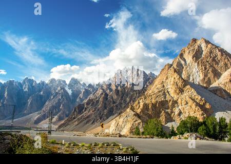 Die zerklüfteten Passu-Kegel beobachten den Karakoram Highway, flankiert von eisigen Gletschern und dem türkisfarbenen Hunza River Stockfoto