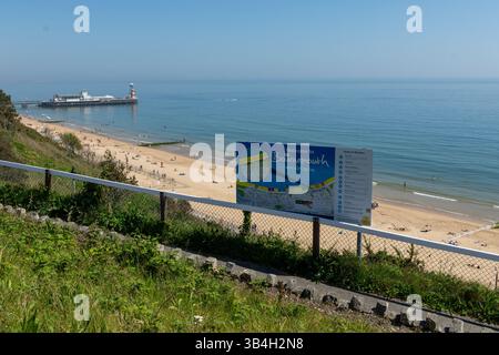 West Cliff Garden, Bournemouth, Großbritannien - 30. April 2025: Ein Willkommen in Bournemouth Schild mit Blick auf West Cliff Beach und Bournemouth Pier. Stockfoto
