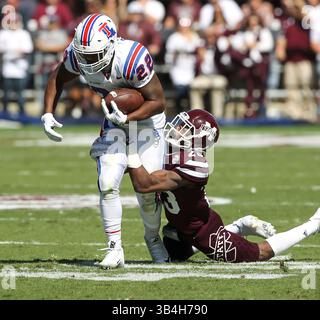 16. Oktober 2015: Mississippi State Bulldogs Defensive Back Taveze Calhoun (23) kämpft gegen Louisiana Tech Bulldogs Running Back Jarred Craft (22), um eine Niederlage während des NCAA Football Spiels zwischen den Mississippi State Bulldogs und den Louisiana Tech Bulldogs im Davis Wade Stadium in Starkville, MS, zu erzielen. Chuck Lick/CSM(Kreditbild: © Chuck Lick/CSM via ZUMA Wire) Stockfoto