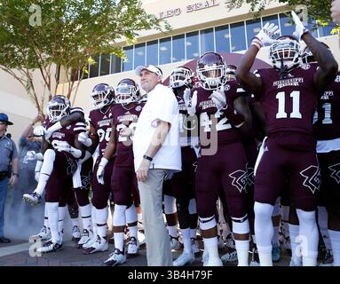 16. Oktober 2015: Dan Mullen, Cheftrainer der Mississippi State Bulldogs, wartet mit seinem Team auf das Stadion in Starkville, MS. Chuck Lick/CSM(Kreditbild: © Chuck Lick/CSM via ZUMA Wire) Stockfoto