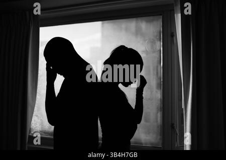 Mann, Frau, die mit dem Rücken zueinander steht. Argument und Uneinigkeit, Scheidungskonzept. Stockfoto
