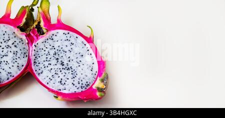 Drachenfrucht, Hylocereus undatus, weißfleischige pitaya, Kaktusrebe mit roten, länglichen oder ovalen Früchten mit großen Brakken, weißem Fleisch und kleinem Schwarz Stockfoto