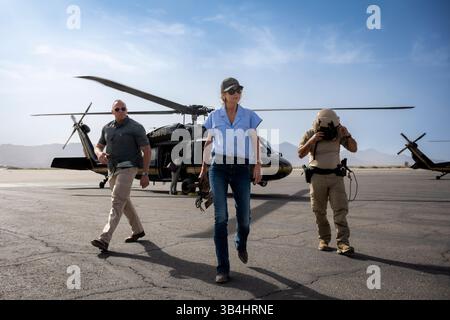 Kristi Noem, Sekretärin des Ministeriums für Homeland Security (DHS), reist vom McGregor Range, Alamogordo, New Mexico, zum El Paso International Airport, El Paso, Texas, am 28. April 2025. (DHS-Foto von Tia Dufour) Stockfoto
