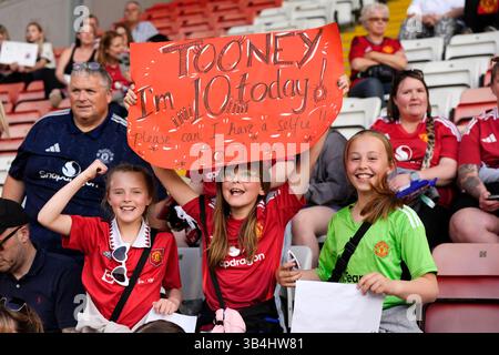 Junge Fans von Manchester United halten sich vor dem Spiel der Barclays Women's Super League in Leigh Sports Village, Manchester, angemeldet. Bilddatum: Mittwoch, 30. April 2025. Stockfoto