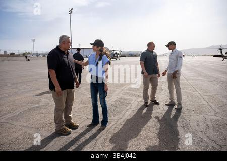 Kristi Noem, Sekretärin des Ministeriums für Homeland Security (DHS), reist vom McGregor Range, Alamogordo, New Mexico, zum El Paso International Airport, El Paso, Texas, am 28. April 2025. (DHS-Foto von Tia Dufour) Stockfoto