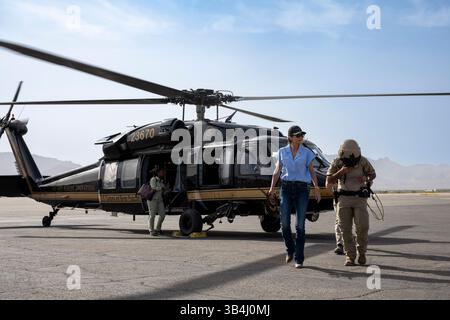 Kristi Noem, Sekretärin des Ministeriums für Homeland Security (DHS), reist vom McGregor Range, Alamogordo, New Mexico, zum El Paso International Airport, El Paso, Texas, am 28. April 2025. (DHS-Foto von Tia Dufour) Stockfoto