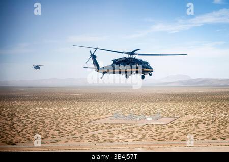 Kristi Noem, Sekretärin des Ministeriums für Homeland Security (DHS), reist vom McGregor Range, Alamogordo, New Mexico, zum El Paso International Airport, El Paso, Texas, am 28. April 2025. (DHS-Foto von Tia Dufour) Stockfoto