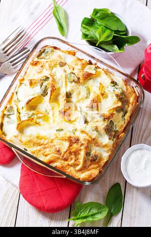 Traditionelle bulgarische oder Balkantorte Banitsa aus Filoteig, Frischkäse und Spinat. Stockfoto