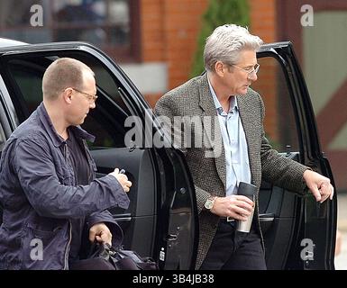 5. Juni 2008 – 06.05.2008 Ernest A. Brown – Richard Gere, rechts, erscheint am Set des Films Hachiko: A Dog's Story, mit einem unbekannten Assistenten in WoonSocket, R.I. Thursday. Diese Woche werden Szenen im ehemaligen Bahndepot von WoonSocket gedreht, im Film Bedridge Station genannt..K58317EB.**EXKLUSIV*(Credit Image: © Globe Photos/ZUMAPRESS.com) Stockfoto