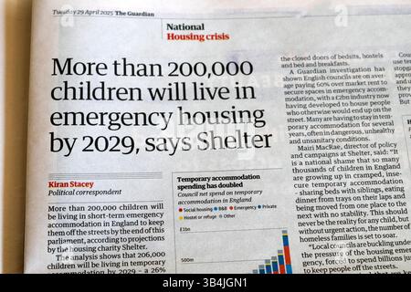„Bis 2029 werden mehr als 200.000 Kinder in Notunterkünften leben, sagt Shelter' Guardian, schlagzeilenartikel 29 April 2025 London England Großbritannien Stockfoto