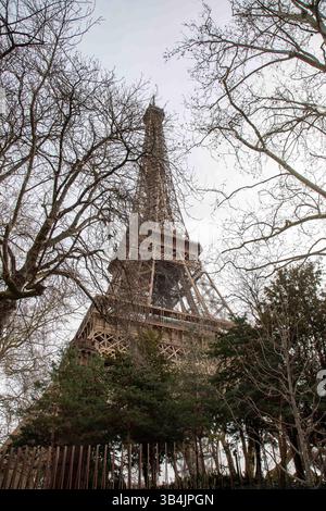 Flacher Blick auf den Eiffelturm vor bewölktem Himmel in Paris, Frankreich Stockfoto