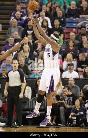 16. März 2011: Die Sacramento Kings Power Stürmer DeMarcus Cousins (15) werfen im Power Balance Pavilion in Sacramento, Kalifornien, einen Sprungschuss während des NBA Basketballspiels zwischen den Cleveland Cavaliers und den Sacramento Kings. Die Sacramento Kings führten die Cleveland Cavaliers in der Halbzeit von 51 bis 45 an. (Bild: © Christopher Trim/Cal Sport Media/ZUMAPRESS.com) Stockfoto