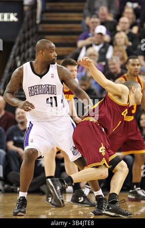 16. März 2011: Darnell Jackson (41) stellt im Power Balance Pavilion in Sacramento, Kalifornien, eine Auswahl im NBA-Basketballspiel zwischen den Cleveland Cavaliers und den Sacramento Kings. Die Sacramento Kings führten die Cleveland Cavaliers in der Halbzeit von 51 bis 45 an. (Bild: © Christopher Trim/Cal Sport Media/ZUMAPRESS.com) Stockfoto