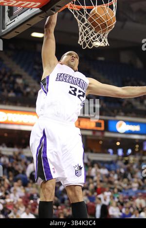 16. März 2011: Der Shooting Guard Francisco Garcia (32) der Sacramento Kings taucht während des NBA-Basketballspiels zwischen den Cleveland Cavaliers und den Sacramento Kings im Power Balance Pavilion in Sacramento, Kalifornien. Die Cleveland Cavaliers besiegten die Sacramento Kings von 97 bis 93. (Bild: © Christopher Trim/Cal Sport Media/ZUMAPRESS.com) Stockfoto