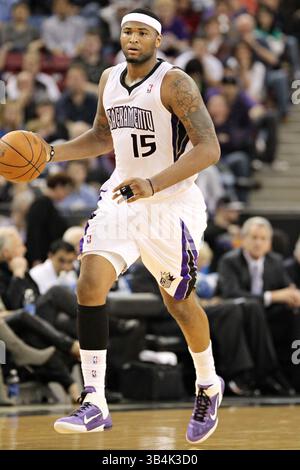 16. März 2011: Sacramento Kings Power Forward DeMarcus Cousins (15) bringt den Ball während des NBA Basketballspiels zwischen den Cleveland Cavaliers und den Sacramento Kings im Power Balance Pavilion in Sacramento, Kalifornien. Die Cleveland Cavaliers besiegten die Sacramento Kings von 97 bis 93. (Bild: © Christopher Trim/Cal Sport Media/ZUMAPRESS.com) Stockfoto