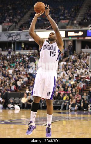 16. März 2011: Die Sacramento Kings Power Stürmer DeMarcus Cousins (15) werfen im Power Balance Pavilion in Sacramento, Kalifornien, einen Sprungschuss während des NBA Basketballspiels zwischen den Cleveland Cavaliers und den Sacramento Kings. Die Cleveland Cavaliers besiegten die Sacramento Kings von 97 bis 93. (Bild: © Christopher Trim/Cal Sport Media/ZUMAPRESS.com) Stockfoto