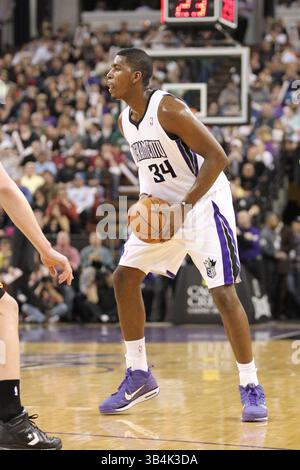 16. März 2011: Das Zentrum der Sacramento Kings Jason Thompson (34) will den Ball während des NBA-Basketballspiels zwischen den Cleveland Cavaliers und den Sacramento Kings im Power Balance Pavilion in Sacramento, Kalifornien, passieren. Die Cleveland Cavaliers besiegten die Sacramento Kings von 97 bis 93. (Bild: © Christopher Trim/Cal Sport Media/ZUMAPRESS.com) Stockfoto