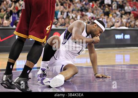 16. März 2011: Marcus Thornton (23) hält die Nase, nachdem er während des NBA-Basketballspiels zwischen den Cleveland Cavaliers und den Sacramento Kings im Power Balance Pavilion in Sacramento, Kalifornien, ins Gesicht geschlagen wurde. Die Cleveland Cavaliers besiegten die Sacramento Kings von 97 bis 93. (Bild: © Christopher Trim/Cal Sport Media/ZUMAPRESS.com) Stockfoto