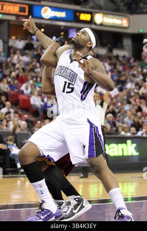 16. März 2011: Sacramento Kings Power Stürmer DeMarcus Cousins (15) kämpfen im Power Balance Pavilion in Sacramento um die Position während des NBA Basketballspiels zwischen den Cleveland Cavaliers und den Sacramento Kings. Die Cleveland Cavaliers besiegten die Sacramento Kings von 97 bis 93. (Bild: © Christopher Trim/Cal Sport Media/ZUMAPRESS.com) Stockfoto
