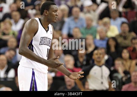 16. März 2011: Samuel Dalembert (10) hinterfragt, warum er während des NBA-Basketballspiels zwischen den Cleveland Cavaliers und den Sacramento Kings im Power Balance Pavilion in Sacramento, Kalifornien, zu einem Foul aufgerufen wurde. Die Cleveland Cavaliers besiegten die Sacramento Kings von 97 bis 93. (Bild: © Christopher Trim/Cal Sport Media/ZUMAPRESS.com) Stockfoto