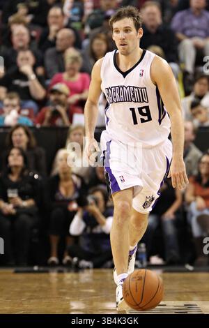16. März 2011: Beno Udrih (19) bringt den Ball während des NBA-Basketballspiels zwischen den Cleveland Cavaliers und den Sacramento Kings im Power Balance Pavilion in Sacramento, Kalifornien. Die Cleveland Cavaliers besiegten die Sacramento Kings von 97 bis 93. (Bild: © Christopher Trim/Cal Sport Media/ZUMAPRESS.com) Stockfoto