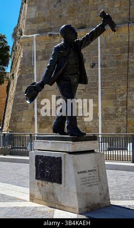 VALLETTA, MALTA - 11. APRIL 2025: Gedenkstatue für den maltesischen Philosophen und Schriftsteller Manwel Dimech auf dem Castille-Platz Stockfoto