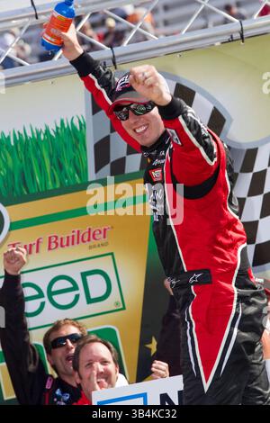 BRISTOL, TN - 19. März 2011: Kyle Busch (18) gewinnt das Scotts EZ Seed 300 Rennen auf dem Bristol Motor Speedway in Bristol, TN.(Bild: © ASP/Cal Sport Media/ZUMAPRESS.com) Stockfoto