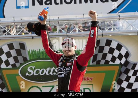 Bristol, TN - 19. März 2011: Kyle Busch (18) gewinnt das Scotts EZ Seed 300 Rennen auf dem Bristol Motor Speedway in Bristol, TN.(Bild: © ASP/Cal Sport Media/ZUMAPRESS.com) Stockfoto