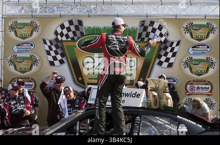 Bristol, TN - 19. März 2011: Kyle Busch (18) gewinnt das Scotts EZ Seed 300 Rennen auf dem Bristol Motor Speedway in Bristol, TN.(Bild: © ASP/Cal Sport Media/ZUMAPRESS.com) Stockfoto