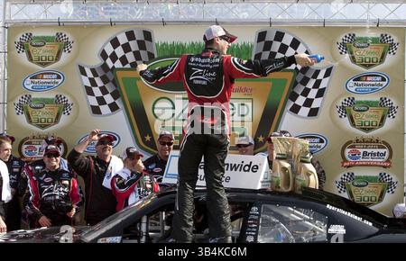 Bristol, TN - 19. März 2011: Kyle Busch (18) gewinnt das Scotts EZ Seed 300 Rennen auf dem Bristol Motor Speedway in Bristol, TN.(Bild: © ASP/Cal Sport Media/ZUMAPRESS.com) Stockfoto