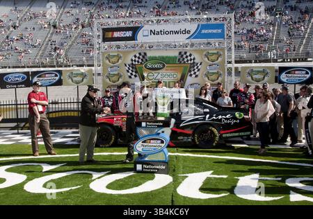 Bristol, TN - 19. März 2011: Kyle Busch (18) gewinnt das Scotts EZ Seed 300 Rennen auf dem Bristol Motor Speedway in Bristol, TN.(Bild: © ASP/Cal Sport Media/ZUMAPRESS.com) Stockfoto