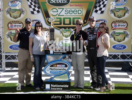 Bristol, TN - 19. März 2011: Kyle Busch (18) gewinnt das Scotts EZ Seed 300 Rennen auf dem Bristol Motor Speedway in Bristol, TN.(Bild: © ASP/Cal Sport Media/ZUMAPRESS.com) Stockfoto