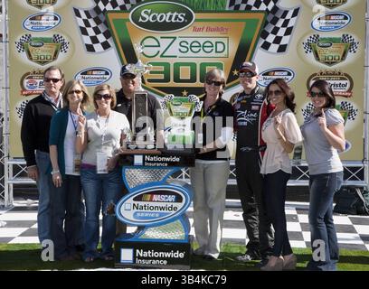 Bristol, TN - 19. März 2011: Kyle Busch (18) gewinnt das Scotts EZ Seed 300 Rennen auf dem Bristol Motor Speedway in Bristol, TN.(Bild: © ASP/Cal Sport Media/ZUMAPRESS.com) Stockfoto