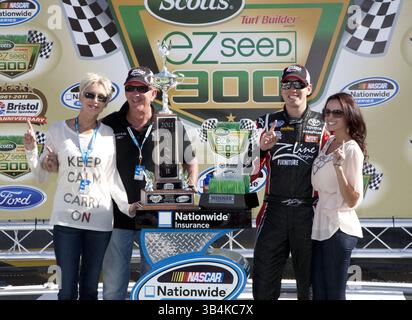 Bristol, TN - 19. März 2011: Kyle Busch (18) gewinnt das Scotts EZ Seed 300 Rennen auf dem Bristol Motor Speedway in Bristol, TN.(Bild: © ASP/Cal Sport Media/ZUMAPRESS.com) Stockfoto