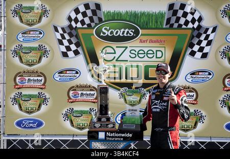 Bristol, TN - 19. März 2011: Kyle Busch (18) gewinnt das Scotts EZ Seed 300 Rennen auf dem Bristol Motor Speedway in Bristol, TN.(Bild: © ASP/Cal Sport Media/ZUMAPRESS.com) Stockfoto