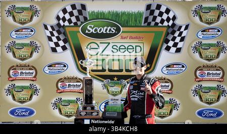 Bristol, TN - 19. März 2011: Kyle Busch (18) gewinnt das Scotts EZ Seed 300 Rennen auf dem Bristol Motor Speedway in Bristol, TN.(Bild: © ASP/Cal Sport Media/ZUMAPRESS.com) Stockfoto