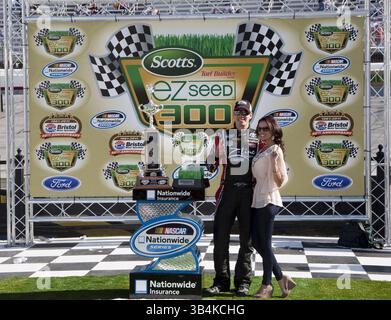 Bristol, TN - 19. März 2011: Kyle Busch (18) gewinnt das Scotts EZ Seed 300 Rennen auf dem Bristol Motor Speedway in Bristol, TN.(Bild: © ASP/Cal Sport Media/ZUMAPRESS.com) Stockfoto