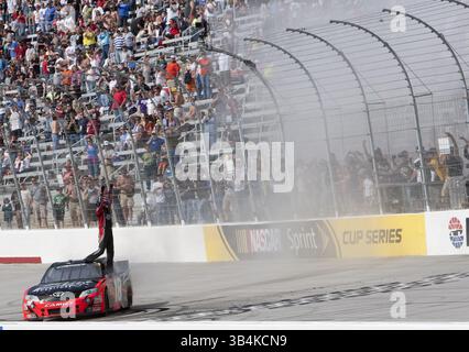 Bristol, TN - 19. März 2011: Kyle Busch (18) gewinnt das Scotts EZ Seed 300 Rennen auf dem Bristol Motor Speedway in Bristol, TN.(Bild: © ASP/Cal Sport Media/ZUMAPRESS.com) Stockfoto