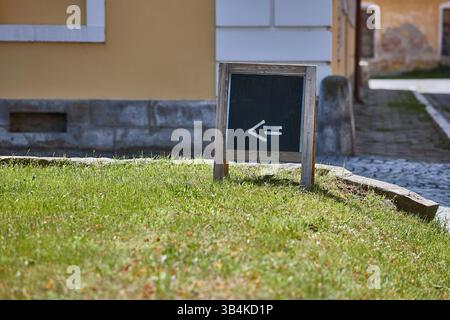Schild für ein Café mit Wegbeschreibung auf der Straße Stockfoto