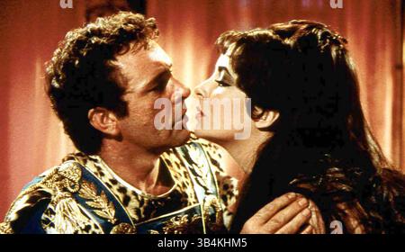 DATEIFOTO - ELIZABETH TAYLOR, 79, die Oscar-prämierte Filmgöttin und Pionierin der AIDS-Aktivistin, deren Ehen, Scheidungen und todbringende Exploits ihren Filmen für das Drama trotzten, konkurrierten am 23. März 2011 an kongestiver Herzinsuffizienz starb. VERÖFFENTLICHT: 1963 - Cleopatra. ABBILDUNG: ELIZABETH TAYLOR (Bild: © 20th Century Fox/Entertainment Pictures/ZUMAPRESS.com) Stockfoto