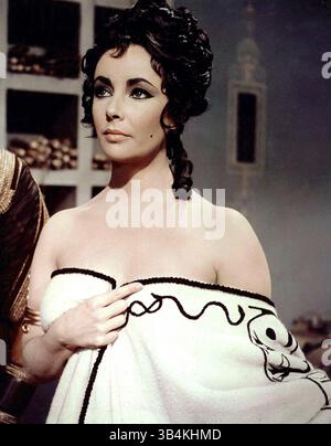 DATEIFOTO - ELIZABETH TAYLOR, 79, die Oscar-prämierte Filmgöttin und Pionierin der AIDS-Aktivistin, deren Ehen, Scheidungen und todbringende Exploits ihren Filmen für das Drama trotzten, konkurrierten am 23. März 2011 an kongestiver Herzinsuffizienz starb. VERÖFFENTLICHT: 1963 - Cleopatra. ABBILDUNG: ELIZABETH TAYLOR (Bild: © 20th Century Fox/Entertainment Pictures/ZUMAPRESS.com) Stockfoto
