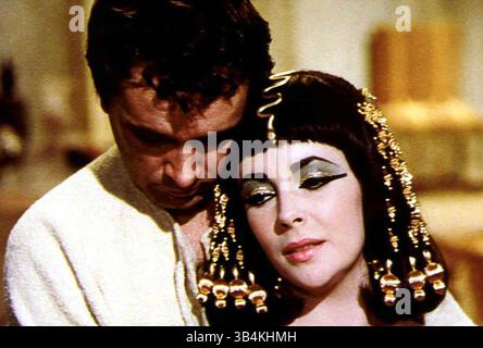 DATEIFOTO - ELIZABETH TAYLOR, 79, die Oscar-prämierte Filmgöttin und Pionierin der AIDS-Aktivistin, deren Ehen, Scheidungen und todbringende Exploits ihren Filmen für das Drama trotzten, konkurrierten am 23. März 2011 an kongestiver Herzinsuffizienz starb. VERÖFFENTLICHT: 1963 - Cleopatra. ABBILDUNG: ELIZABETH TAYLOR (Bild: © 20th Century Fox/Entertainment Pictures/ZUMAPRESS.com) Stockfoto