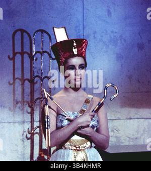DATEIFOTO - ELIZABETH TAYLOR, 79, die Oscar-prämierte Filmgöttin und Pionierin der AIDS-Aktivistin, deren Ehen, Scheidungen und todbringende Exploits ihren Filmen für das Drama trotzten, konkurrierten am 23. März 2011 an kongestiver Herzinsuffizienz starb. VERÖFFENTLICHT: 1963 - Cleopatra. ABBILDUNG: ELIZABETH TAYLOR (Bild: © 20th Century Fox/Entertainment Pictures/ZUMAPRESS.com) Stockfoto