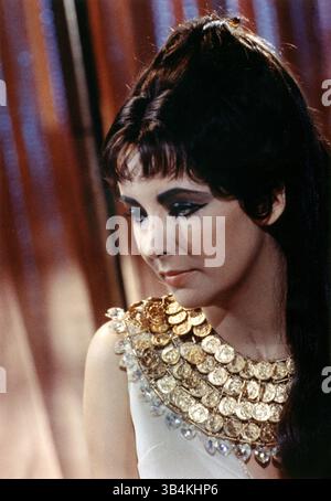 DATEIFOTO - ELIZABETH TAYLOR, 79, die Oscar-prämierte Filmgöttin und Pionierin der AIDS-Aktivistin, deren Ehen, Scheidungen und todbringende Exploits ihren Filmen für das Drama trotzten, konkurrierten am 23. März 2011 an kongestiver Herzinsuffizienz starb. VERÖFFENTLICHT: 1963 - Cleopatra. ABBILDUNG: ELIZABETH TAYLOR (Bild: © 20th Century Fox/Entertainment Pictures/ZUMAPRESS.com) Stockfoto