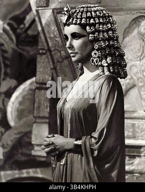 DATEIFOTO - ELIZABETH TAYLOR, 79, die Oscar-prämierte Filmgöttin und Pionierin der AIDS-Aktivistin, deren Ehen, Scheidungen und todbringende Exploits ihren Filmen für das Drama trotzten, konkurrierten am 23. März 2011 an kongestiver Herzinsuffizienz starb. VERÖFFENTLICHT: 1963 - Cleopatra. ABBILDUNG: ELIZABETH TAYLOR (Bild: © 20th Century Fox/Entertainment Pictures/ZUMAPRESS.com) Stockfoto